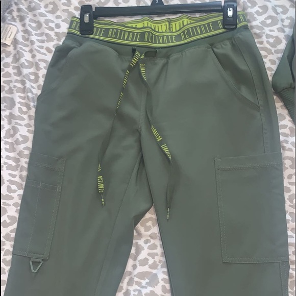 Xsmall/small olive green scrubs. Gently used - Picture 9 of 13